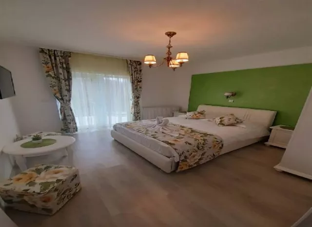 Casuta Cu Trandafiri 1