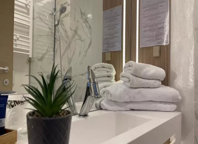 Hotel Aqvatonic - Steaua De Mare Dublă superioară cu canapea si vedere parțială la mare