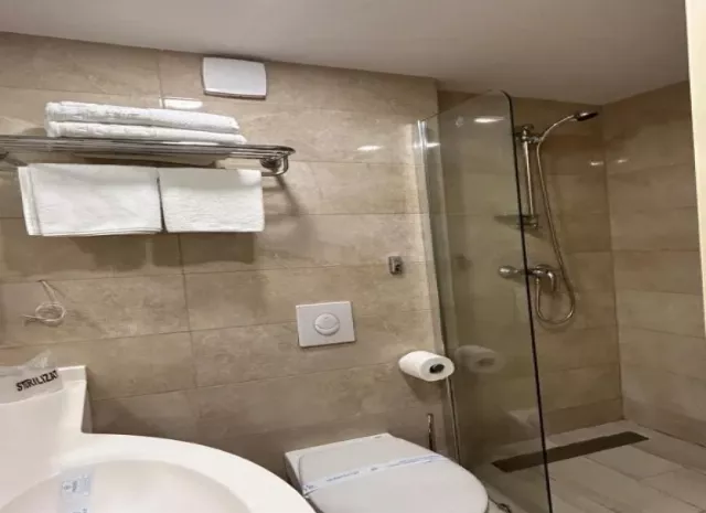 Hotel Agora, Dubla twin parter