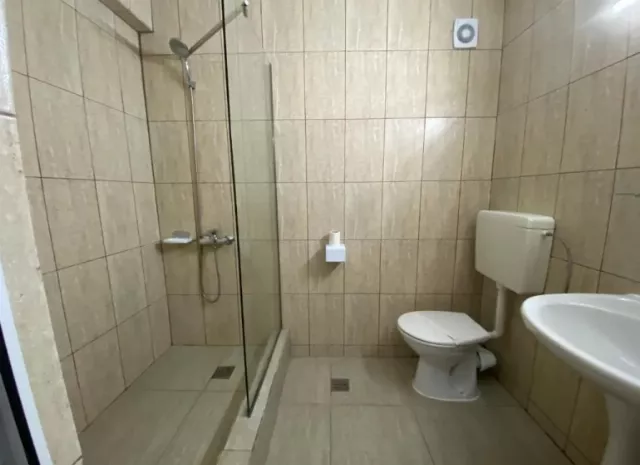 Hotel Q, Dublă standard