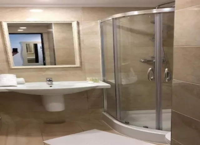 Hotel Academy, Dublă matrimoniă