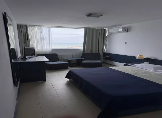 Hotel Venus, Dublă vedere la mare, Dublă vedere la stațiune