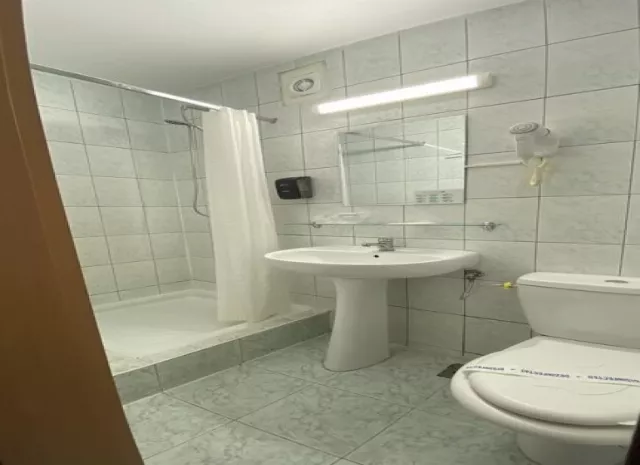 Hotel Venus, Dublă vedere la mare, Dublă vedere la stațiune