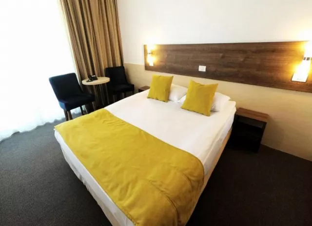 Hotel Zenith Mamaia Cameră Dublă cu vedere la mare si canapea neextensibilă corp Junona