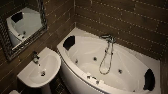 Pensiunea Poiana Izvoarelor Cvadruplă cu cadă hidromasaj #2
