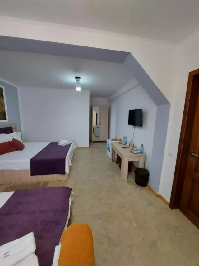 Casa IV, Cameră Triplă