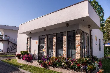 Bungalouri La Mare, Romania / Saturn