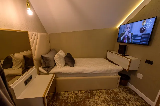 Hotel Elexus, Single